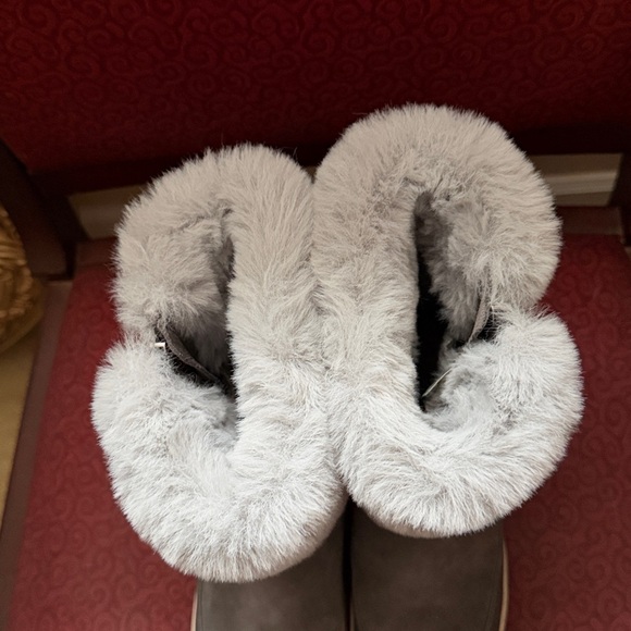 Koolaburra Gray Winter Boots with Faux Fur by Uggs size 6 zipper style - Picture 3 of 9
